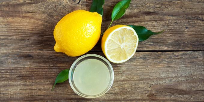 Citrons et jus de citron dans un ramequin