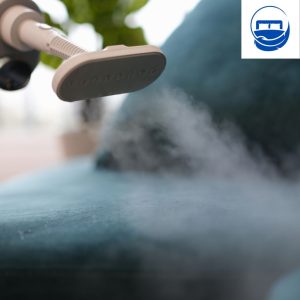 Nettoyeur vapeur en action au dessus d'un canapé