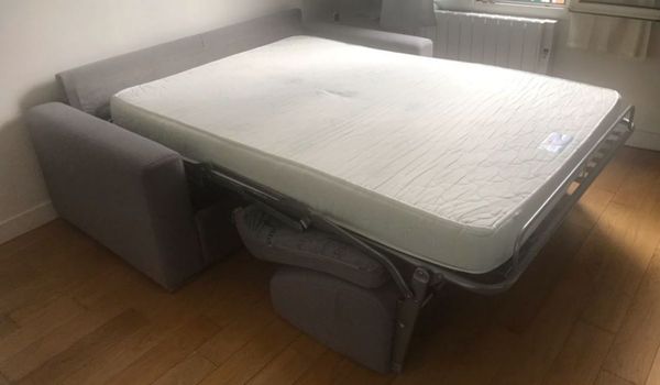 Canapé lit gris déplié avec matelas 2 personnes sans draps